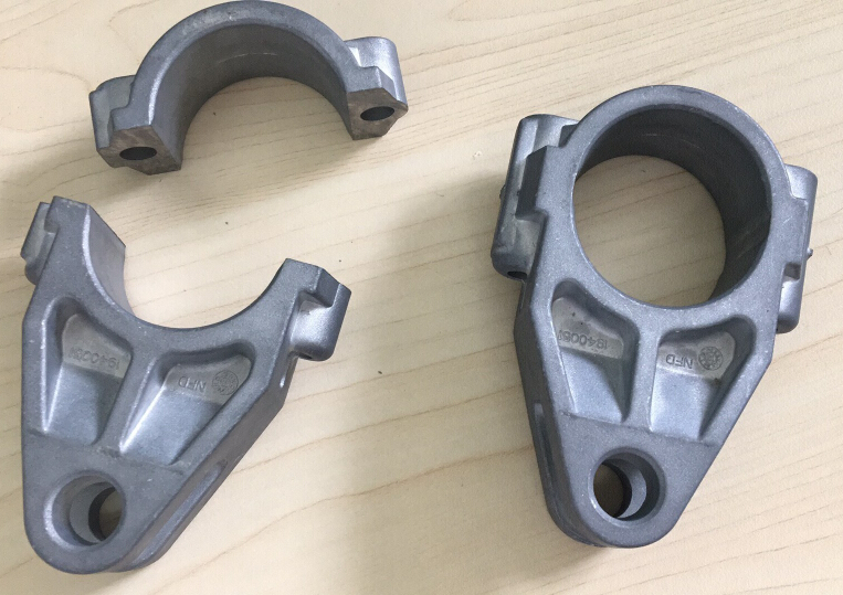 铝铸造冒口切割设备用于汽车零部件，一模两穴压铸件切割方案