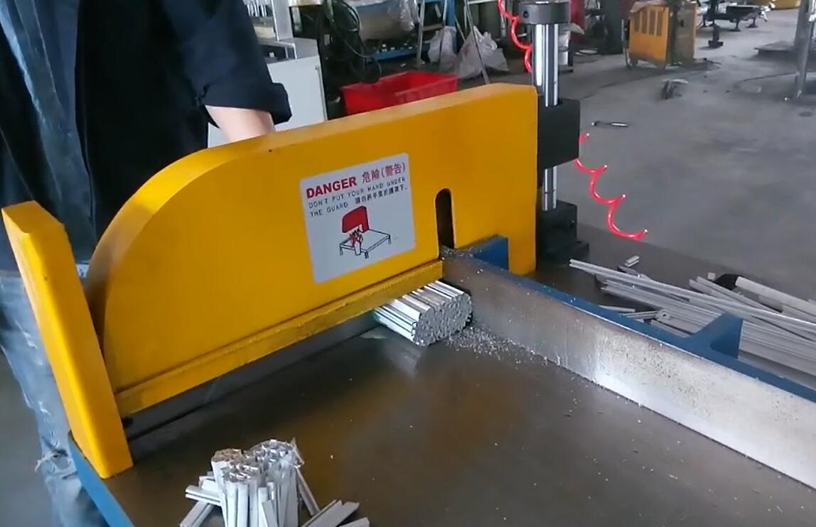 【上海】全自动锯铝机切割移门轨道选择半自动400上下锯